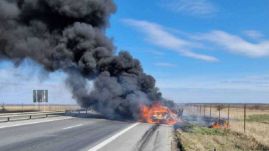 Lángba borult egy gépkocsi az autópályán