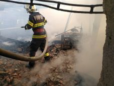 Lángol a száraz növényzet Balánbányánál – veszélyben a közeli erdő