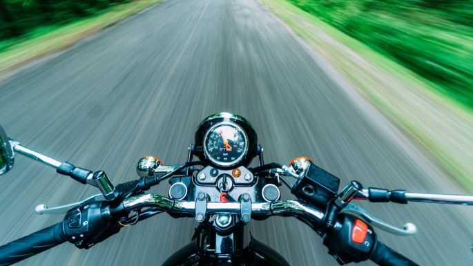 Őrült sebességgel száguldozott egy motoros, jogosítvány nélkül maradt