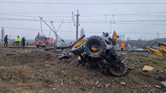 Darabokra szakította a vonat a kotrógépet, a markoló vezetője életét veszítette