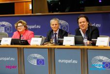 „Tudatosan vagy ostobaságból