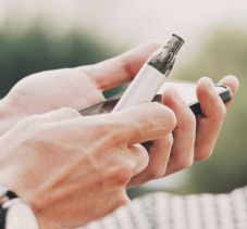 Megtiltanák a kiskorúaknak a mindenféle típusú e-cigaretta használatát 