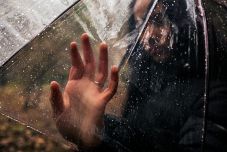 Tíz áldozatot csonkítottak meg plasztikai beavatkozások során – házkutatások zajlanak