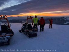 Öt hónapos kisbabával rekedt el egy család a hóban