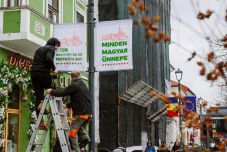 Piros-fehér-zöld dekorációt kapott Kolozsváron a Deák Ferenc utca