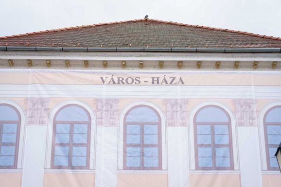 Székely furfanggal „visszakerült” a Városháza felirat a sepsiszentgyörgyi színház homlokzatára