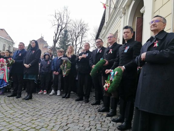 A haza, az otthon örök – Megkoszorúzták Petőfi Sándor szobrát Csíkszeredában