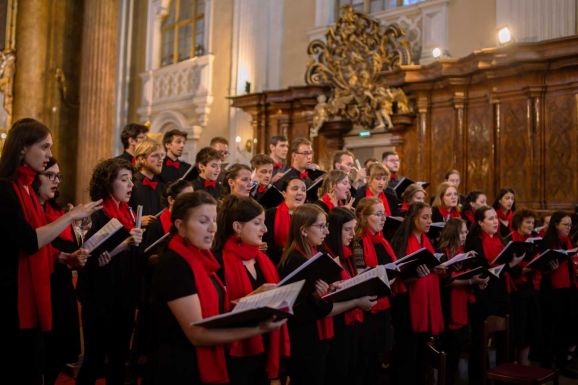 Kelet-Európában elsőként szólal meg Karl Jenkins műve a kolozsvári Visszhang kórus előadásában