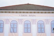 Székely furfanggal „visszakerült” a Városháza felirat a sepsiszentgyörgyi színház homlokzatára