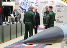 Zsemlével, cukorral, értékes nyereményekkel csalogatják az oroszokat az urnákhoz