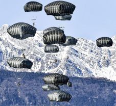 Olasz külügyminiszter: harmadik világháborúval fenyegetne, ha a NATO belép Ukrajnába