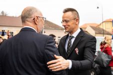 Nagyarányú választási részvételre kérte az erdélyi magyarokat Szijjártó Péter