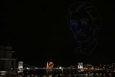 Drónshow Budapesten: Petőfi arcképe, egy kokárda és a Nemzeti dal néhány sora is feltűnt a Lánchíd fölött