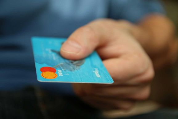 Új csalási módszerre figyelmeztetnek: gyanús kifizetés ürügyén kérnek banki adatokat