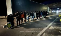 Tizennégyen bújtak meg a kamionban az üdítőitalok között