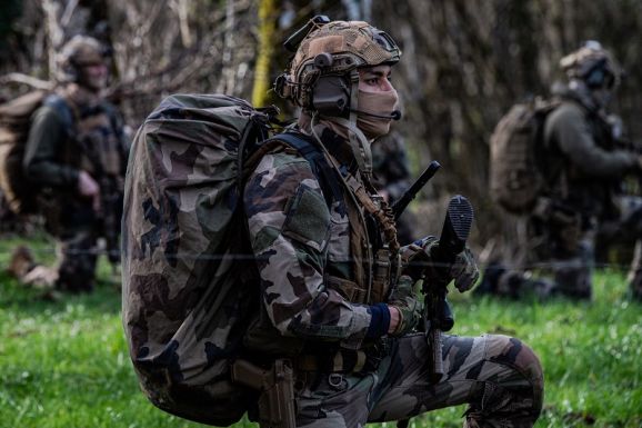 Orosz kémfőnök: Párizs kétezer katonát készít ukrajnai küldetésre – az oroszok kiemelt célpontjai lesznek