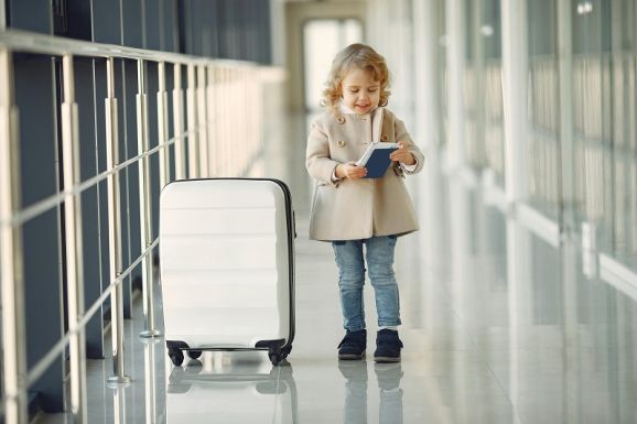 Dilemma: hogy ellenőrzik a kiskorúakat a reptereken a légi Schengen-tagság után?