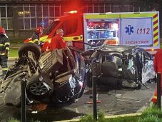 FRISSÍTVE – Sokkoló baleset – kettétört a gépkocsi az ütközés erejétől