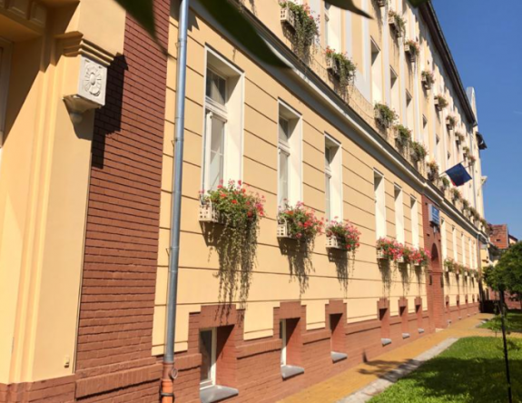 Beszterce: gázszag miatt kiürítettek egy gimnáziumot