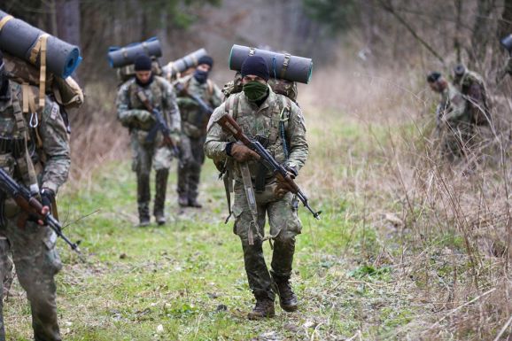 Jelentősen megemeli a kormány az egyenruhások bérét