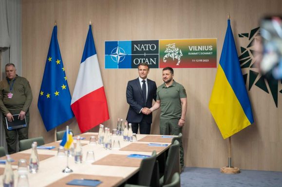 Bokszkesztyűben pózolt Macron francia elnök