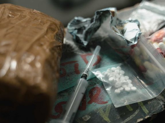 „Rá kellett döbbenjek: az osztály drogozik” –  Robbanásszerűen megnőtt az olcsó drogok beáramlása Romániába