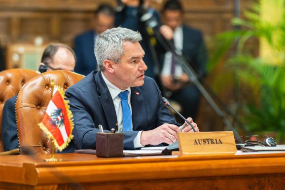 Ausztria ellenzi, hogy a befagyasztott orosz vagyonból származó nyereségből fegyvereket vásároljanak