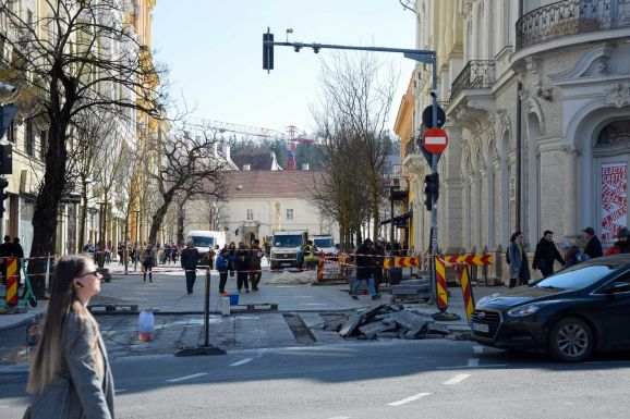 Az utolsó simítások vannak hátra a Farkas és az Egyetem utcában, a kolozsváriak már birtokba vették az új tereket