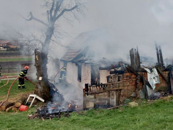 Tűzeset Maros megyében: leégett egy lakóház