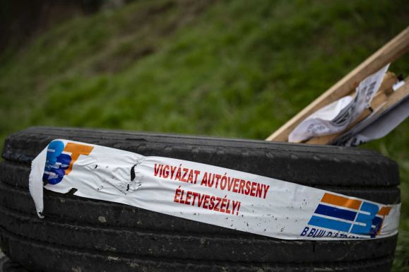 Három férfi és egy nő vesztette életét a vasárnapi ralin