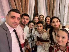 Tarol az AUR a fiatalok körében, a TikTokot szabályozná a koalíció 