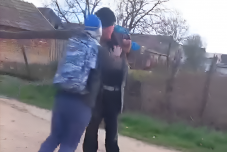 Botrányos: idős férfit bántalmazott egy kamasz Érmihályfalván, a társai kacarászva levideózták (VIDEÓ)