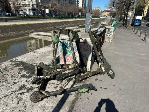 „Rollertemető” a főváros folyója – tucatnyi kétkerekűt emeltek ki a vízmederből