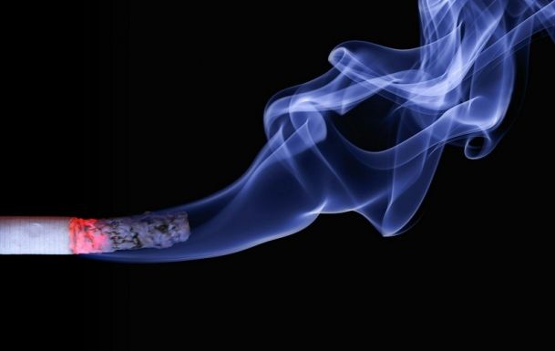 Hatalmas cigarettacsempész-hálózatra csaptak le – nyolcvan házkutatás zajlik, a kár 13 millió euró