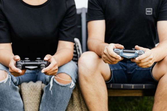 Elköltözne a szülői házból a házi őrizetben levő tini – unatkozik, mert otthon nincs Play Station
