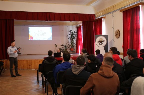 Állampolgári jogaikkal ismerkednek a középiskolások – tájékoztató karavánt szervez a MIÉRT és a MAKOSZ