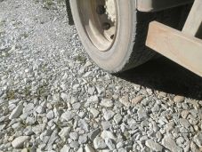 Áprilisban kezdődhet a földutak kavicsozása Csíkszeredában