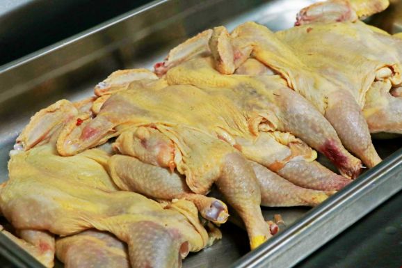 FRISSÍTVE – A fogyasztóvédelem hadat üzent a színezékkel sárgított csirhehúsnak