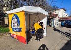 Súlyos sérülésekkel került kórházba egy idős asszony, miután elütötte az AUR választási sátra