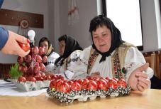 Tyúkláb, szegfűves, békasegge – így írják a húsvéti tojást a Gyimesekben