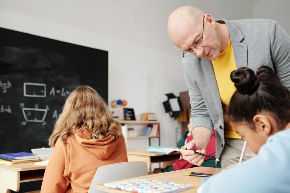 Szabó Ödön: a tanóracsökkentéssel, iskolai étkeztetéssel és délutáni oktatással nőne a tanítás színvonala