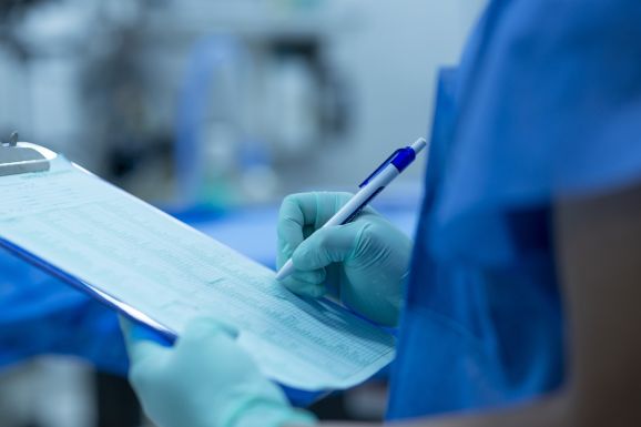 FRISSÍTVE: Vizsgálatok sora indult a Târgu Jiu-i kórházban elhunyt 16 éves fiú esetében