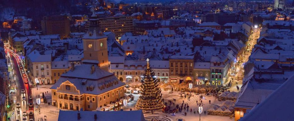 Románia legmagasabb karácsonyfája díszíti Brassó belvárosát