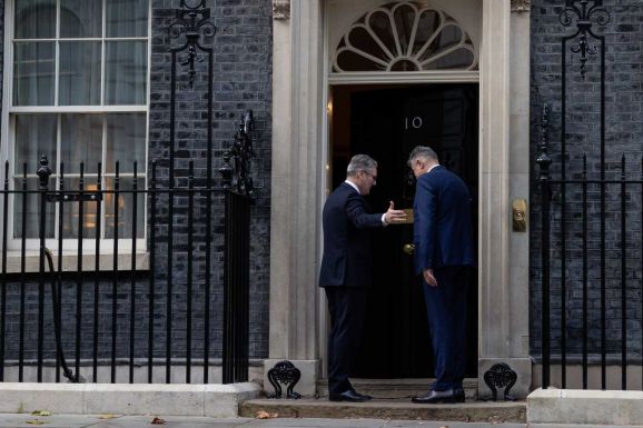 Biztonságról és gazdaságról tárgyalt Ciolacu a brit kormányfővel