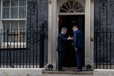 Biztonságról és gazdaságról tárgyalt Ciolacu a brit kormányfővel