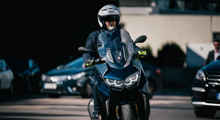 Két keréken kampányol a legvagányabb államelnökjelölt (VIDEÓ)