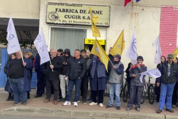 Tüntetésbe kezdtek a cugiri fegyvergyárban 