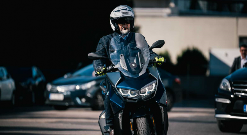 Két keréken kampányol a legvagányabb államelnökjelölt