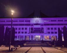 Lila színbe borul Hargita Megye Tanácsának épülete a koraszülöttek világnapján
