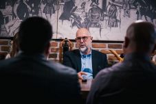 Felmérés: a románoknak sokkal jobb a véleményük Kelemen Hunorról, mint Klaus Iohannisról